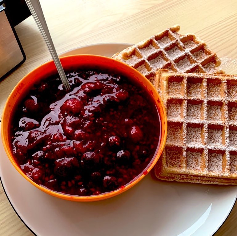 Yoghurt Waffles (homemade bulgarian yoghurt instead of milk in the batter) with mixed berry compote.
#waffles #belgianwaffle #yoghurt #bulgarianyogurt #fruit #summerfoods