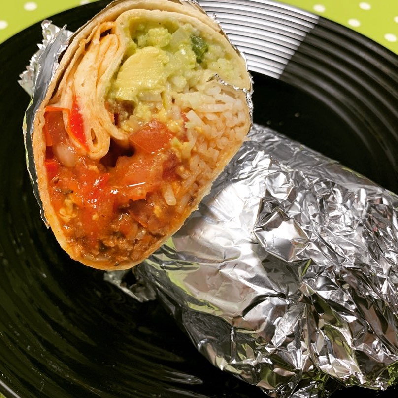 Chili con Carne Burritos mit Limettenreis, Guac, Pico de Gallo und Cheddar. #burritolife