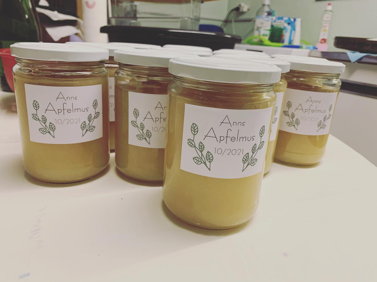 Restocked our pantry with homemade applesauce (12 jars with 550ml, from 9kg apples). Canned in a regular Weck hot water canner. Featuring apples by @obsthof_stenger #homemadefood #applesauce #canningandpreserving