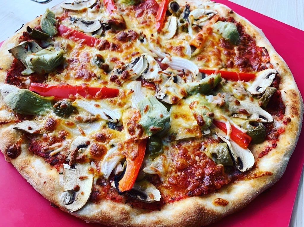 I dusted off my pizza stone and made some „leftover stuff from the fridge“ pizzas.
I also found out my fancy @neff_dach oven has a pizza setting. Guess I‘ve never scrolled that far in the menu before. 🤣