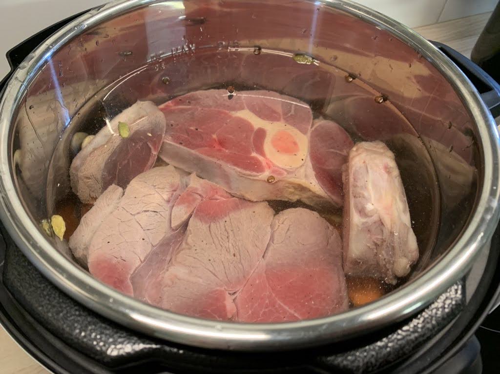 rohes fleisch und gemüse in instant pot