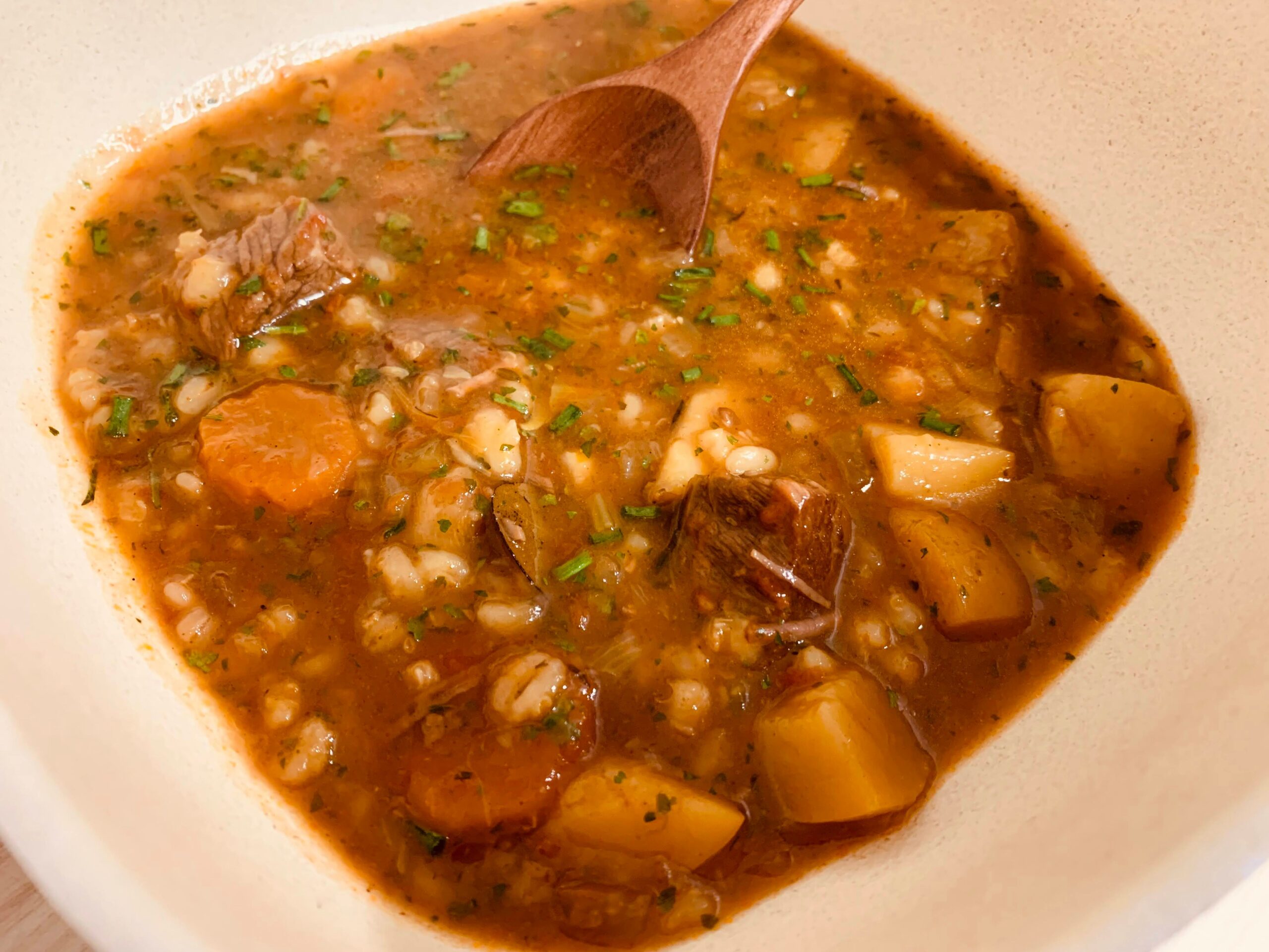Instant Pot Rindfleischsuppe mit Gemüse und Graupen - Dillspitzen