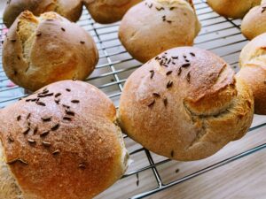 knotenbrötchen mit ganzem kümmel