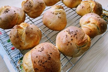 fertige brötchen auf gitter