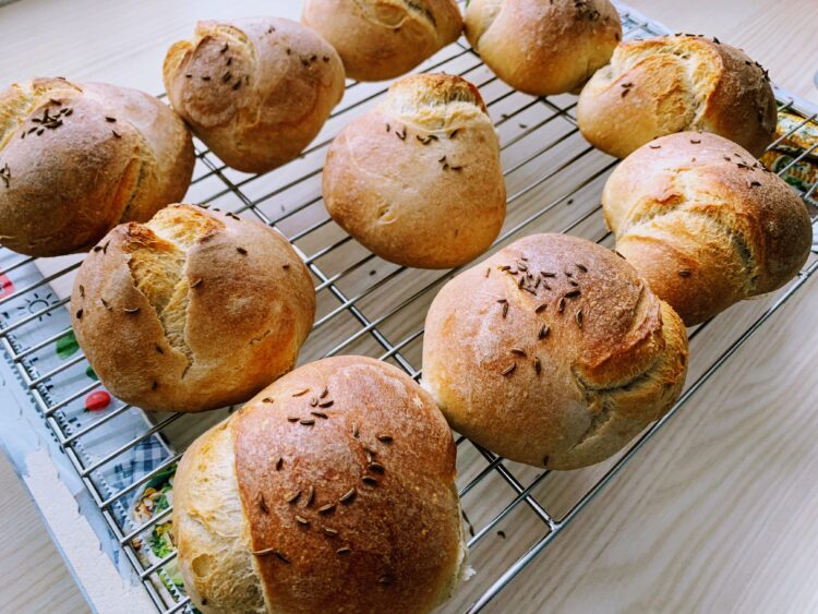 fertige brötchen auf gitter