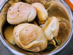 brötchen in schüssel