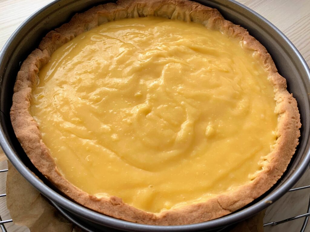 mit lemon curd gefüllter, gebackener boden