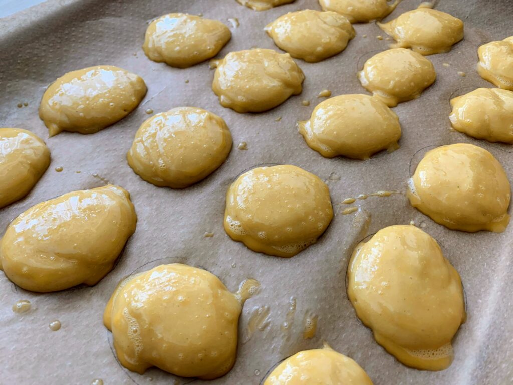 profiteroles vor dem backen abgeglänzt