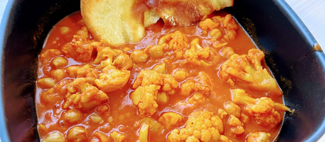 blumenkohlcurry serviert mit naan