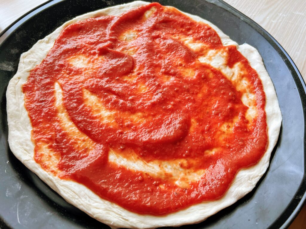 pizzateig im blech mit tomatensauce