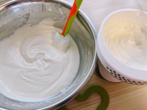 Creme verrührt und geschlagene Sahne