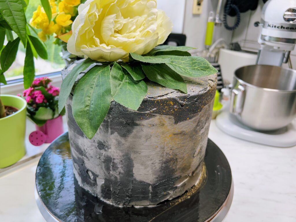 pride-torte-2022 nicht angeschnitten mit betonoptik