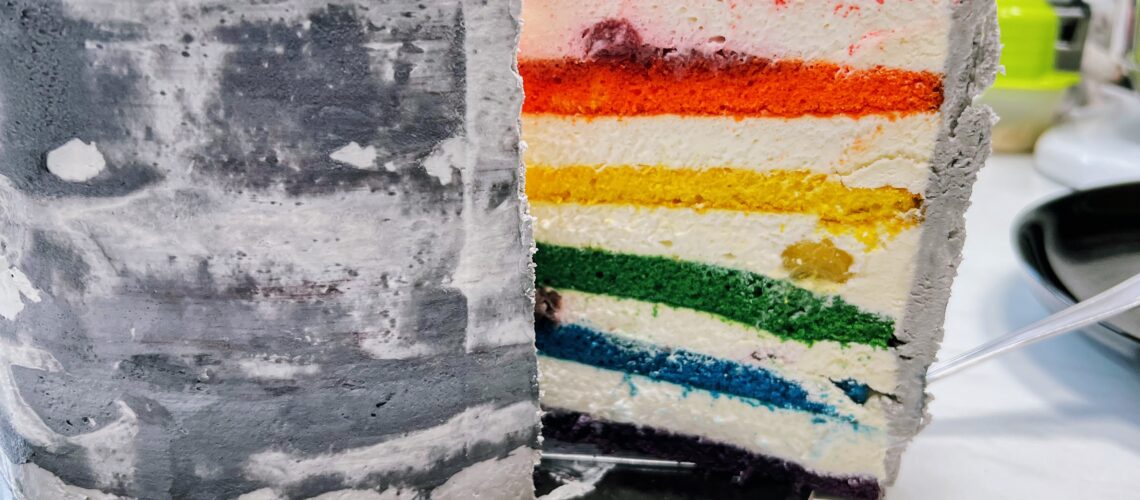 pride-torte-2022 anschnitt mit regenbogenschichten