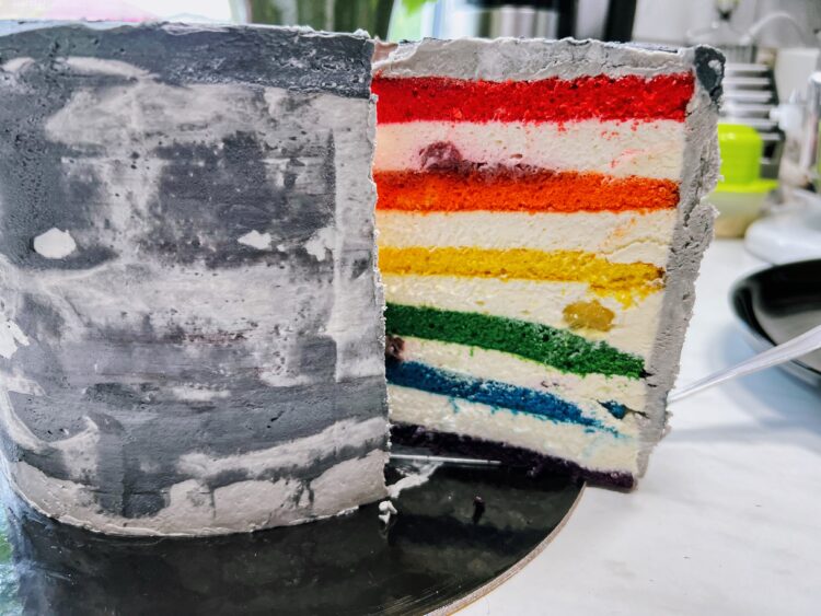 pride-torte-2022 anschnitt mit regenbogenschichten