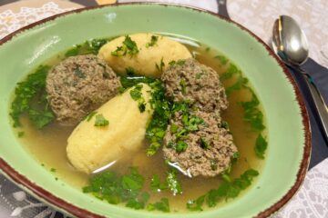 leberklößlisuppe mit grießnocklern und reichlich petersilie