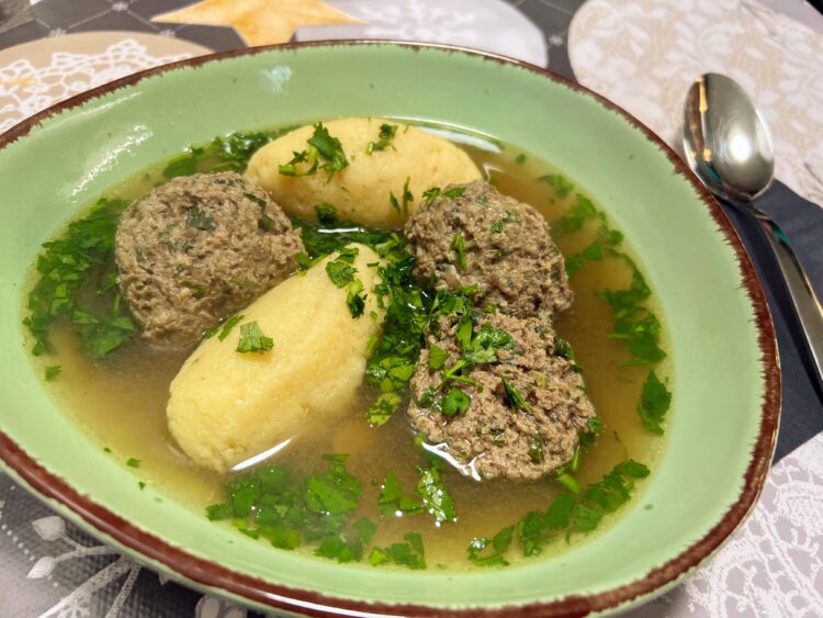 leberklößlisuppe mit grießnocklern und reichlich petersilie