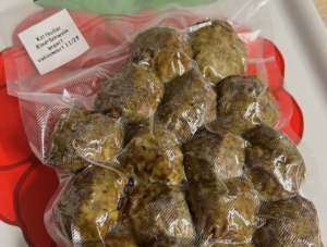viele köttbullar vakuumiert und beschriftet