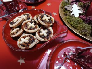 fertige Mincepies auf dem Weihnachtstisch