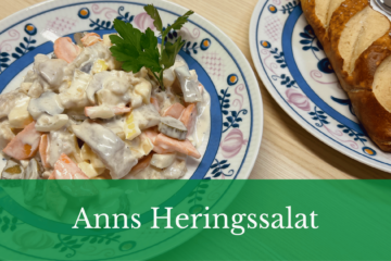 heringssalat blog banner mit einem teller mit heringssalat und einem teller mit laugenstange