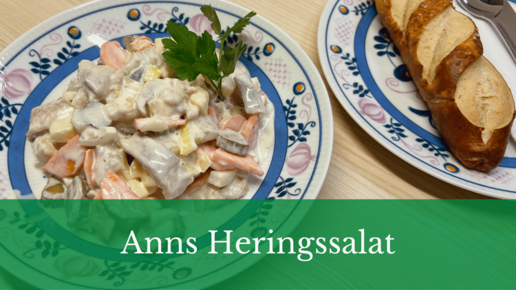 heringssalat blog banner mit einem teller mit heringssalat und einem teller mit laugenstange