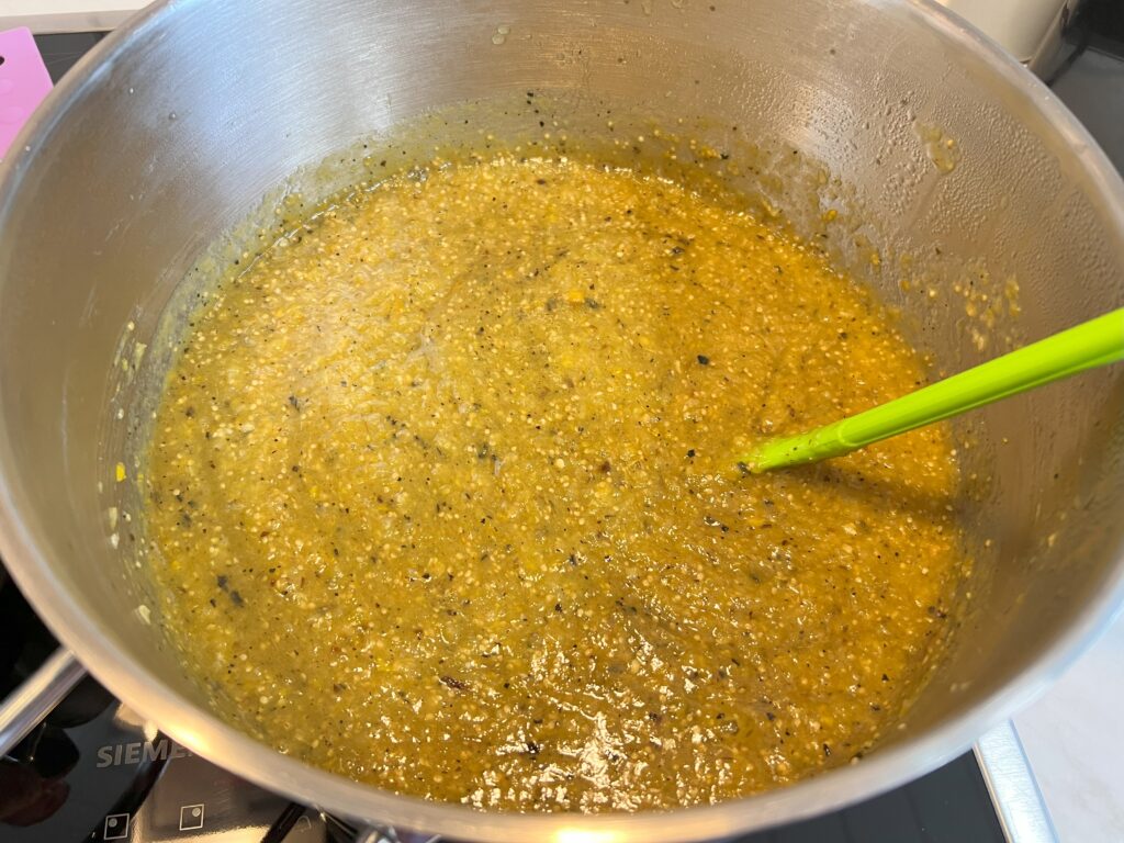 fertige salsa wird auf dem herd aufgekocht, in einem großen topf