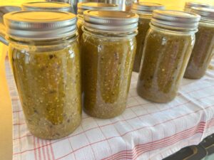 salsa verde in gläsern