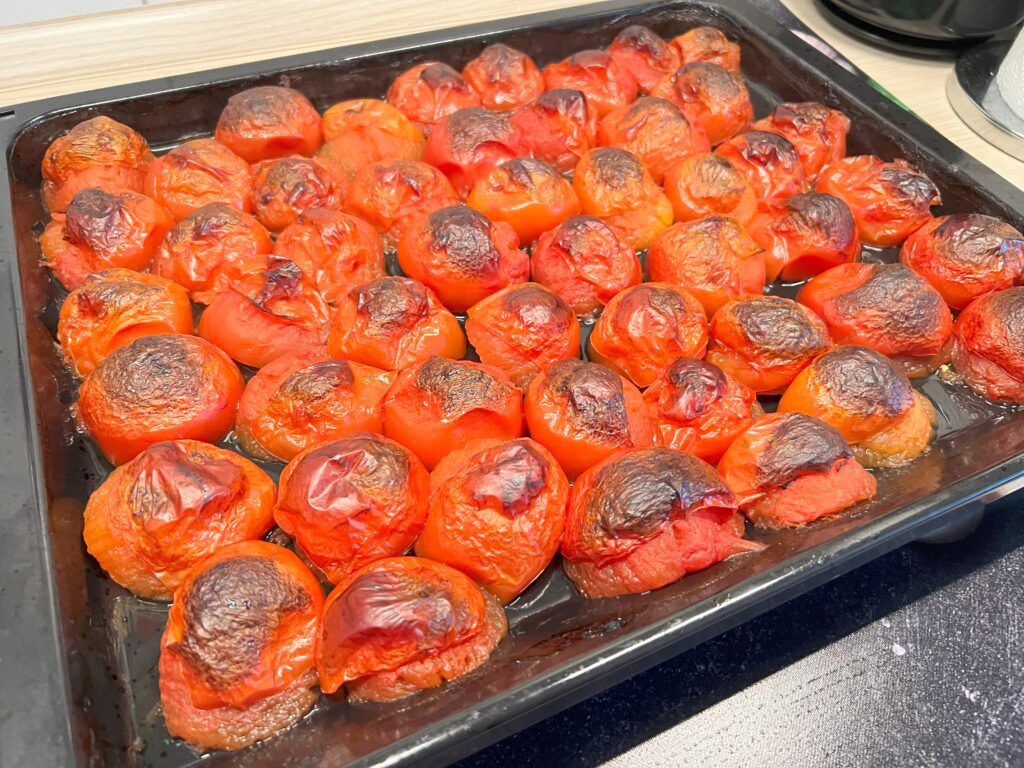 gut geröstete tomaten auf blech