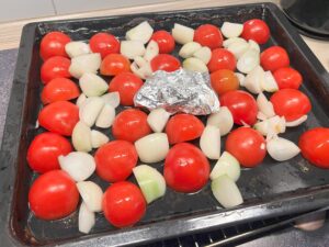 rohe tomaten und zwiebeln abwechselnd auf blech