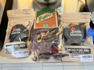 getrocknete ancho und guajillo chilies