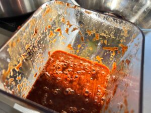 zwischenstand zerkleinern chilies im standmixer