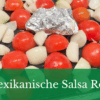 tomaten und zwiebeln abwechselnd auf einem blech mit ganzen knoblauchknollen in alufolie