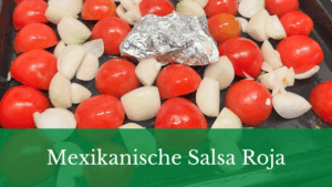 tomaten und zwiebeln abwechselnd auf einem blech mit ganzen knoblauchknollen in alufolie