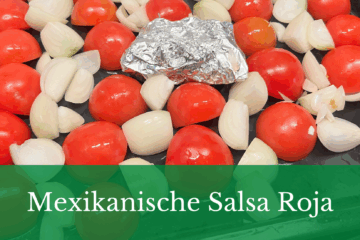 tomaten und zwiebeln abwechselnd auf einem blech mit ganzen knoblauchknollen in alufolie